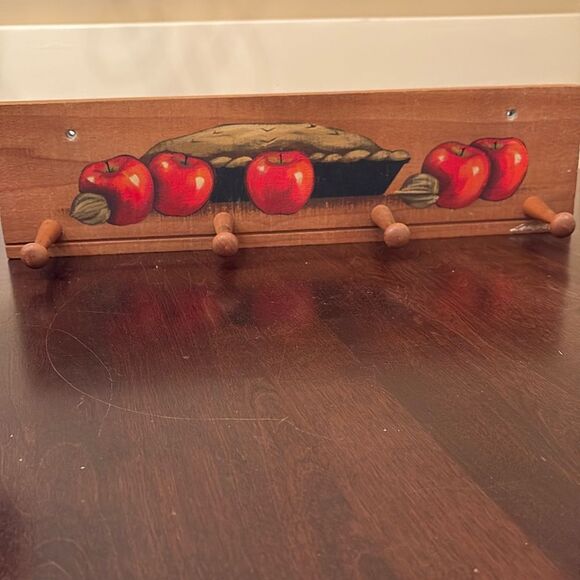 Hand painted pegboard apple pie - Picture 1 of 5